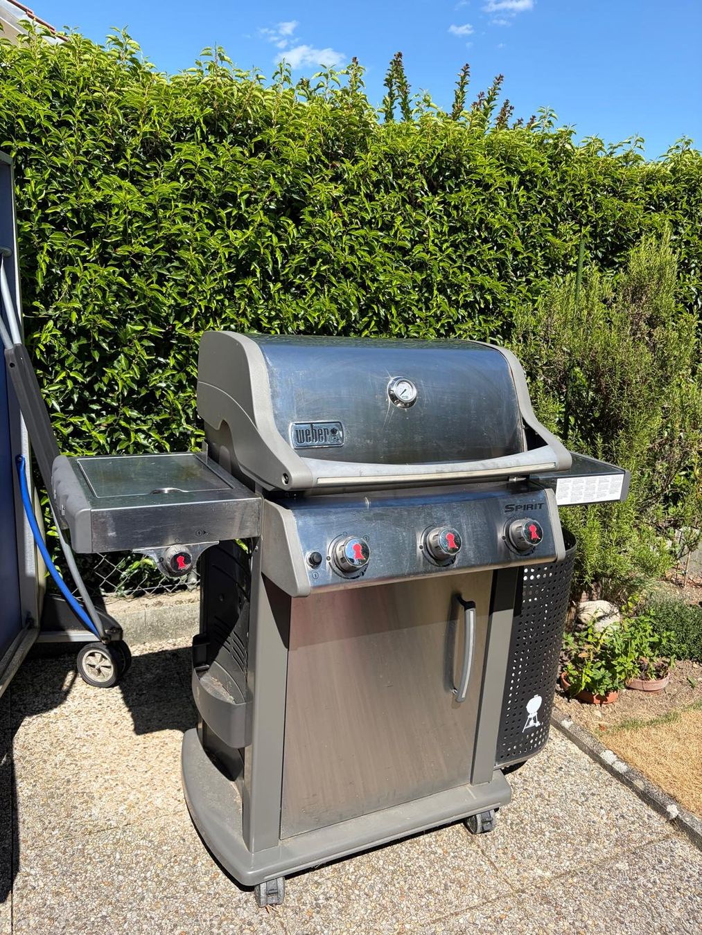 Grills: Barbecue à gas avec plaque de cuisson intégrée – Gebraucht aus Les Acacias von jla_qp9s