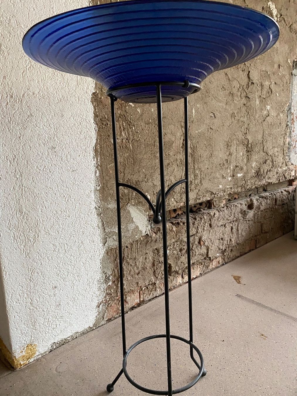 Altro per la casa: Dekorative blaue Glasschale auf Eisenständer – Usato da Bätterkinden venduto da Albera 3