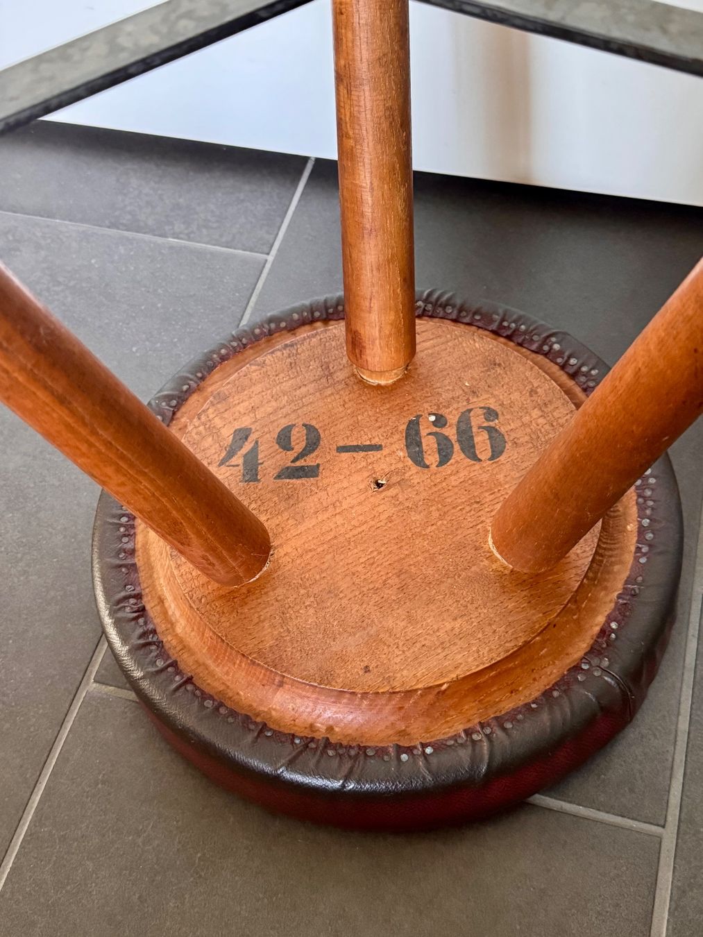 Hocker: Wunderschöner Hocker Mid Century Rot Stuhl – Gebraucht aus Rothrist von Fondgruebe 8
