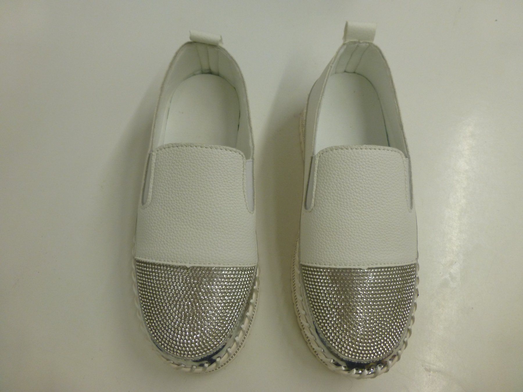 Scarpe da donna: Weisse Sommer-Sneakers mit Strass, Grösse 37 – Usato da Reinach BL venduto da mor_r76k 1