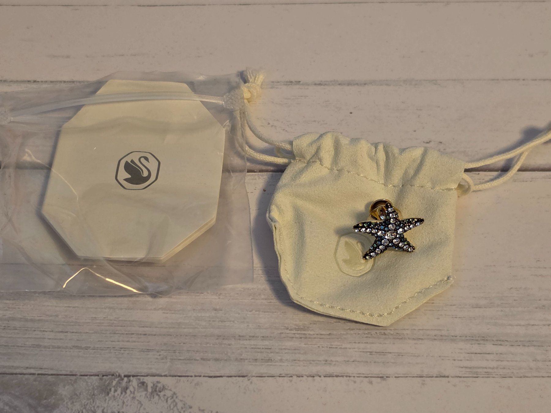 Swarovski Tutte le decorazioni: Swarovski SCS Event Pin Seestern 2025 – Nuovo e nell'imballaggio originale da Bülach venduto da Santa-Punk