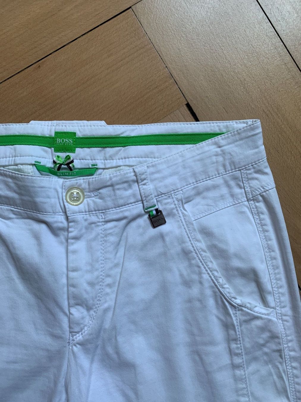 Hugo Boss Pantalons: HUGO BOSS - Caprihose weiss 36 – D'occasion à Zürich par Diazaio 1