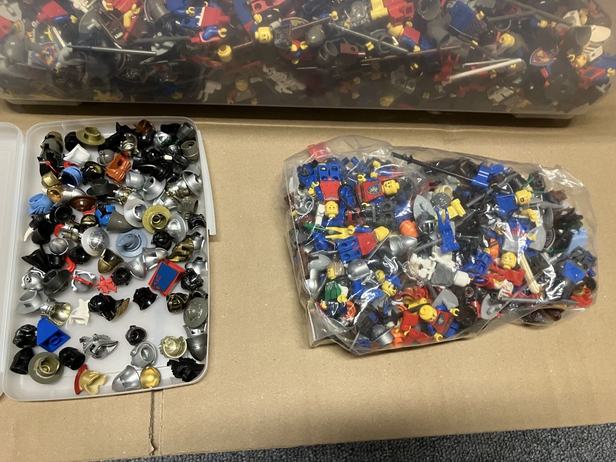 Lego Kit di costruzioni: Ca 2000 Lego Ritter Figuren – Usato da Luzern venduto da windundsichtschutz 1