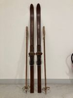 Ski (Nr. 24), alte Holzski mit Stöcken