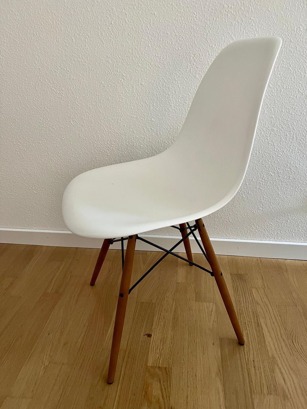 Vitra Statuette: Vitra : Eames Plastic Side Chair - Weiss mit Ahorn – Usato da Merlischachen venduto da sammlerstueck 1