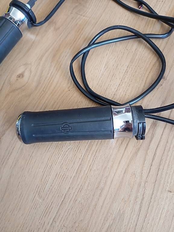 Toutes les pièces détachées moto: Harley Griffe mit integrierter Heizung – D'occasion à Niederdorf par muenchenstein 2