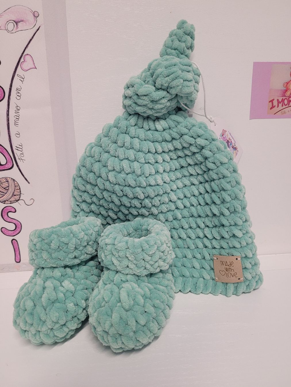 Berretti & Sciarpe: cappellino con scarpine per bebè  – Nuovo (secondo la descrizione) da Giubiasco venduto da imo_bj9w