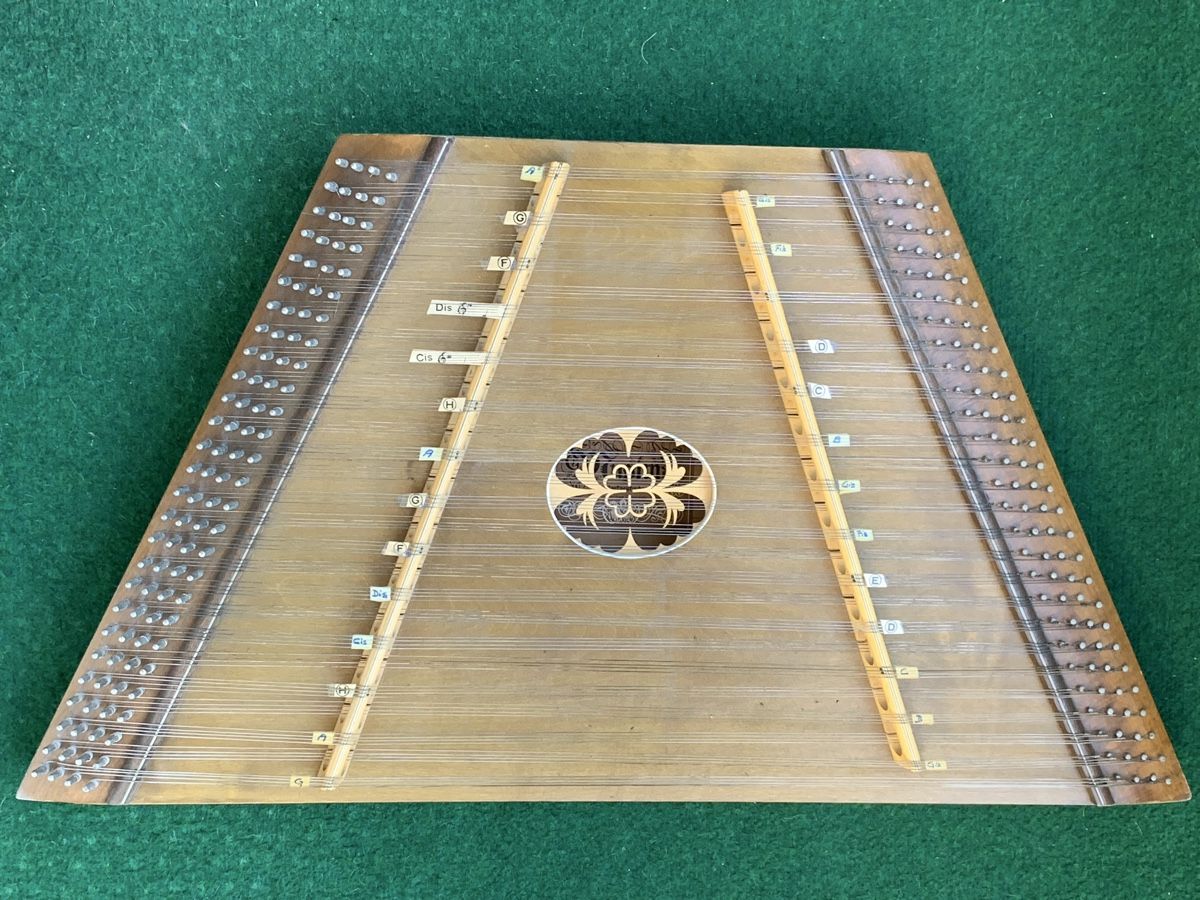 Strumenti musicali: Hackbrett „Musima“ mit Koffer  – Usato da Wangen b. Olten venduto da Finolino28 1