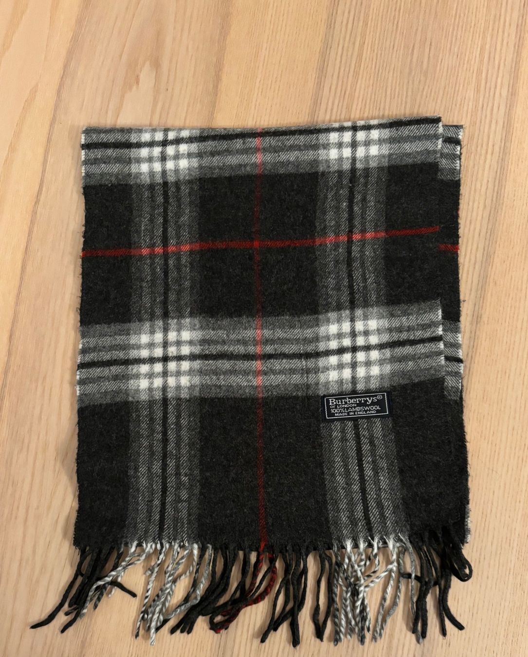 Burberry Foulards & écharpes: Echarpe Burberrys grise – D'occasion à Neuchâtel par aur_fb6z