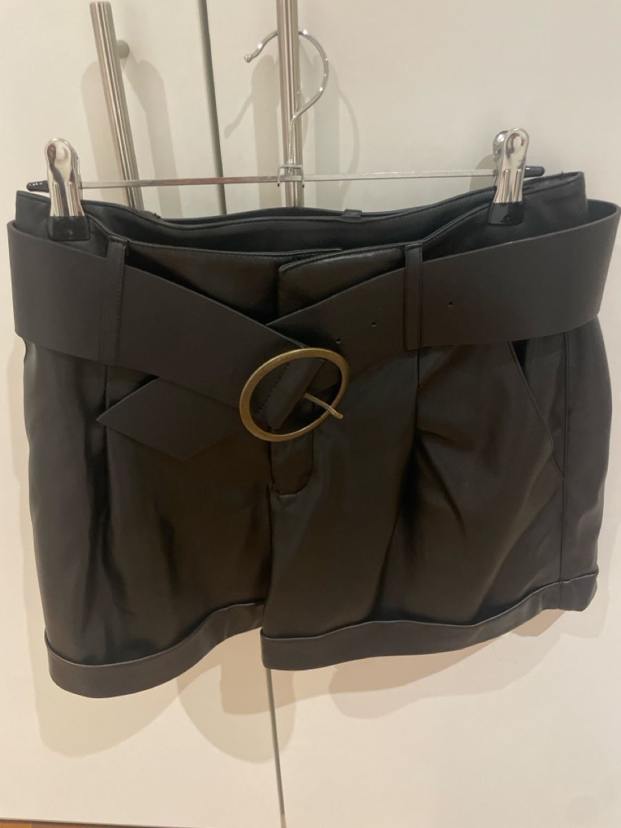 Mango Pantaloni: Schwarze Mango Kunstleder Shorts mit Gürtel, Gr. 36 – Nuovo (secondo la descrizione) da Niederglatt ZH venduto da ctulimp