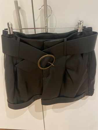 Schwarze Mango Kunstleder Shorts mit Gürtel, Gr. 36