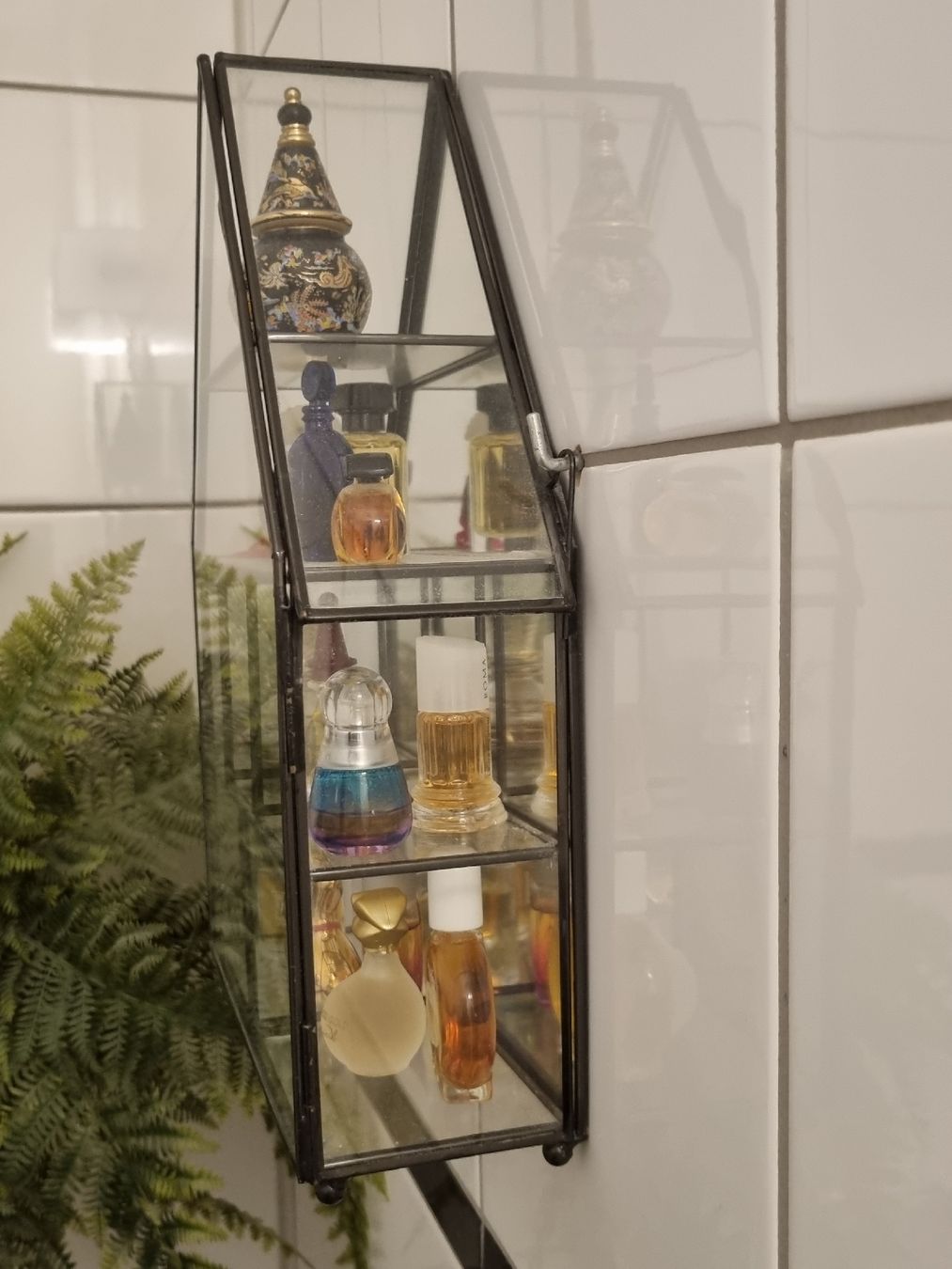 Vetrine: Vitrine aus Glas in Hausform, mit kl. Parfums – Usato da Laupen BE venduto da Bombers 1