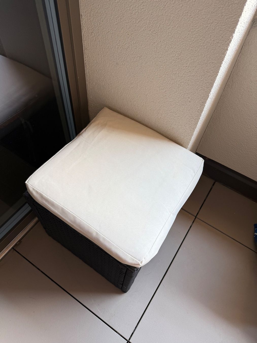 Sofas: Polyrattan Lounge mit Tisch & 2 Hockern – Gebraucht aus Schlieren von Javisnchz 6