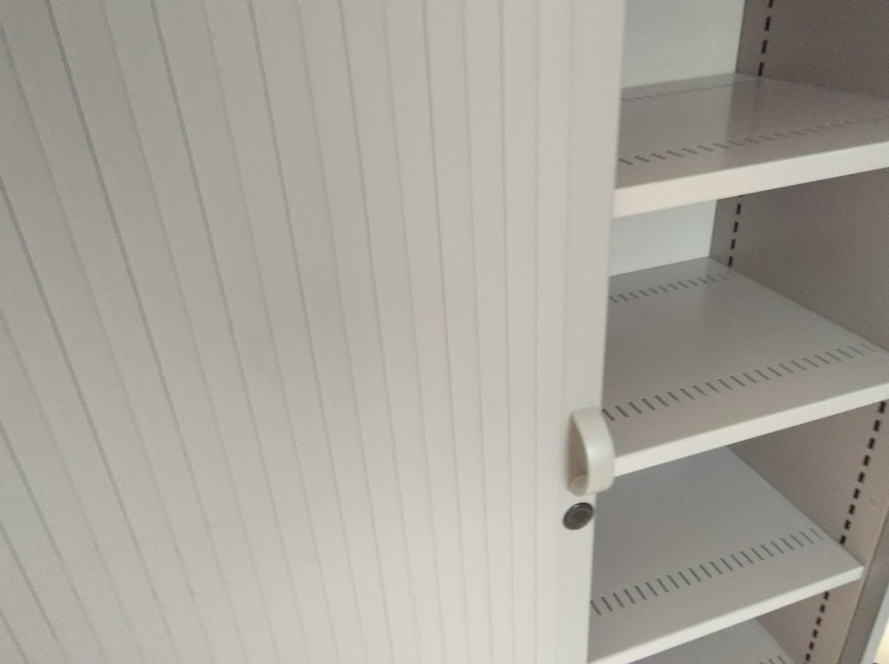 Lista Armadi: LISTA Rollladenschrank mit Echtholz-Buche-Deckplatte – Usato da Bäriswil BE venduto da Fanttijuutti