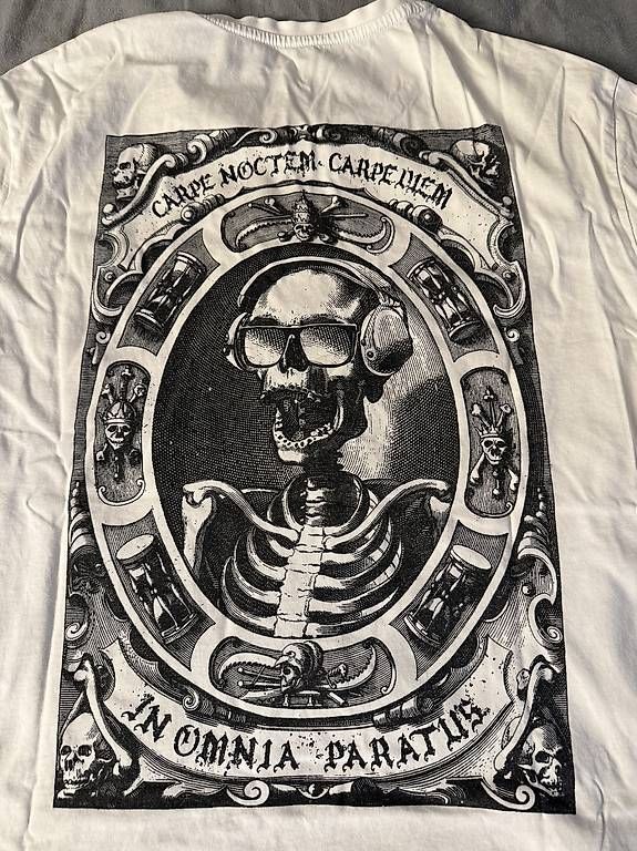 T-Shirts: Weisses T-Shirt mit Schrift  – Gebraucht aus Wädenswil von dom_pz5d 3