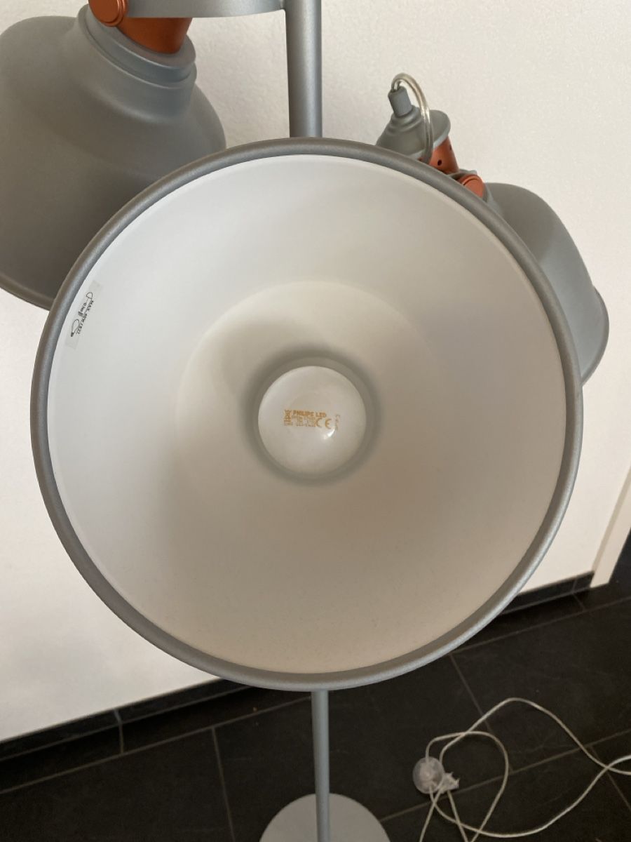 Lampade: Stehlampe Grau mit 3 Lampenschirmen – Usato da Bennau venduto da Balabing 3