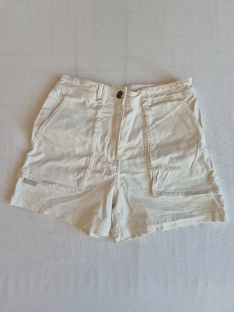 Kurze weisse Hose