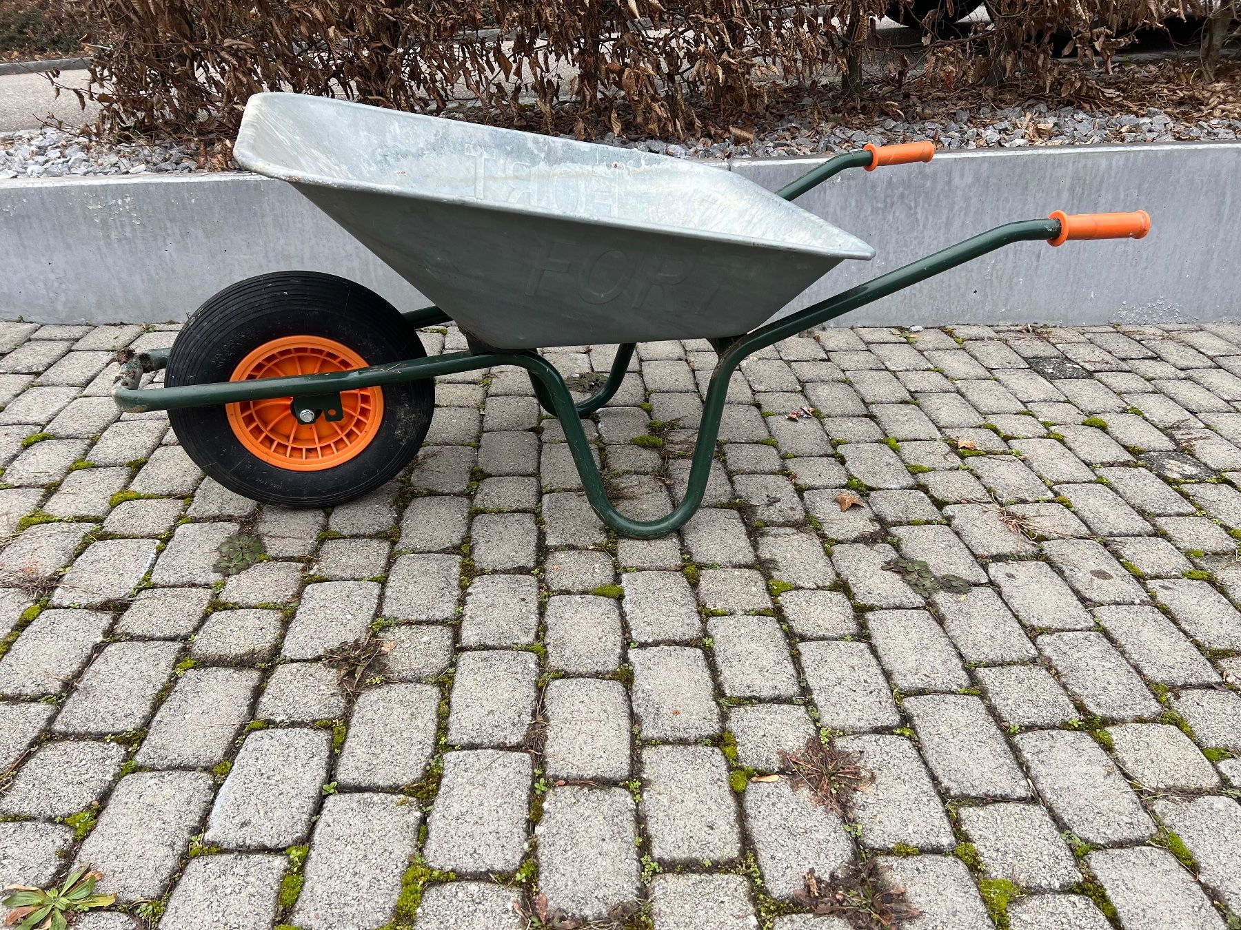 Schubkarren: Robuste Schubkarre für den Garten – Gebraucht aus Olten von