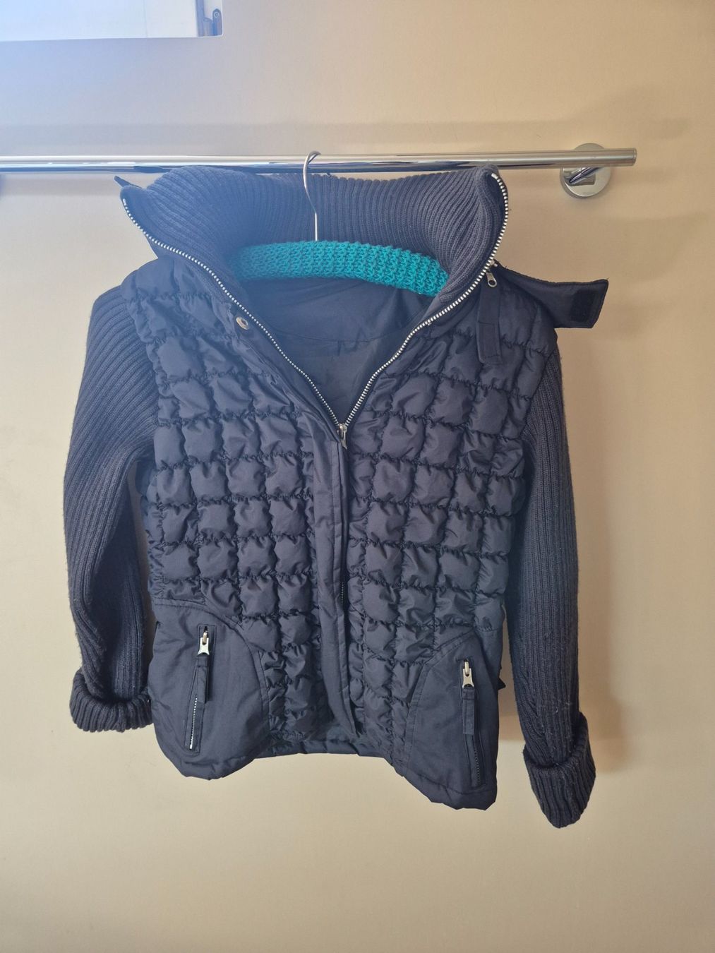 Vestes: Jacke schwarz gesteppt mit Strickärmeln Gr. 8 (Gr. 36) – D'occasion à Dietikon par grafad