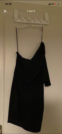 Schwarzes elegantes asymmetrisches Minikleid