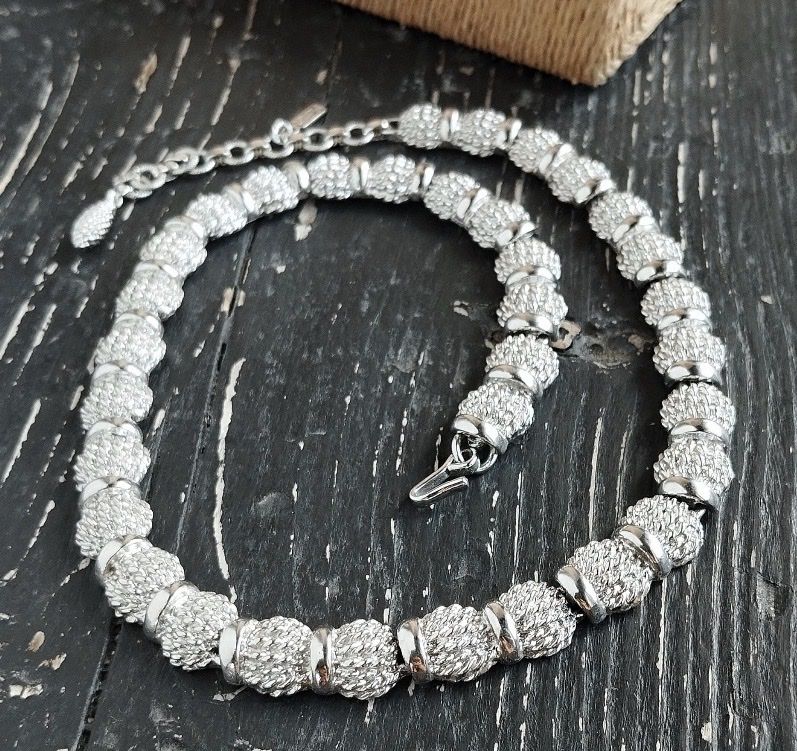 Catenine: Vintage Monet necklace in silver colour – Usato da Lucens venduto da metaD