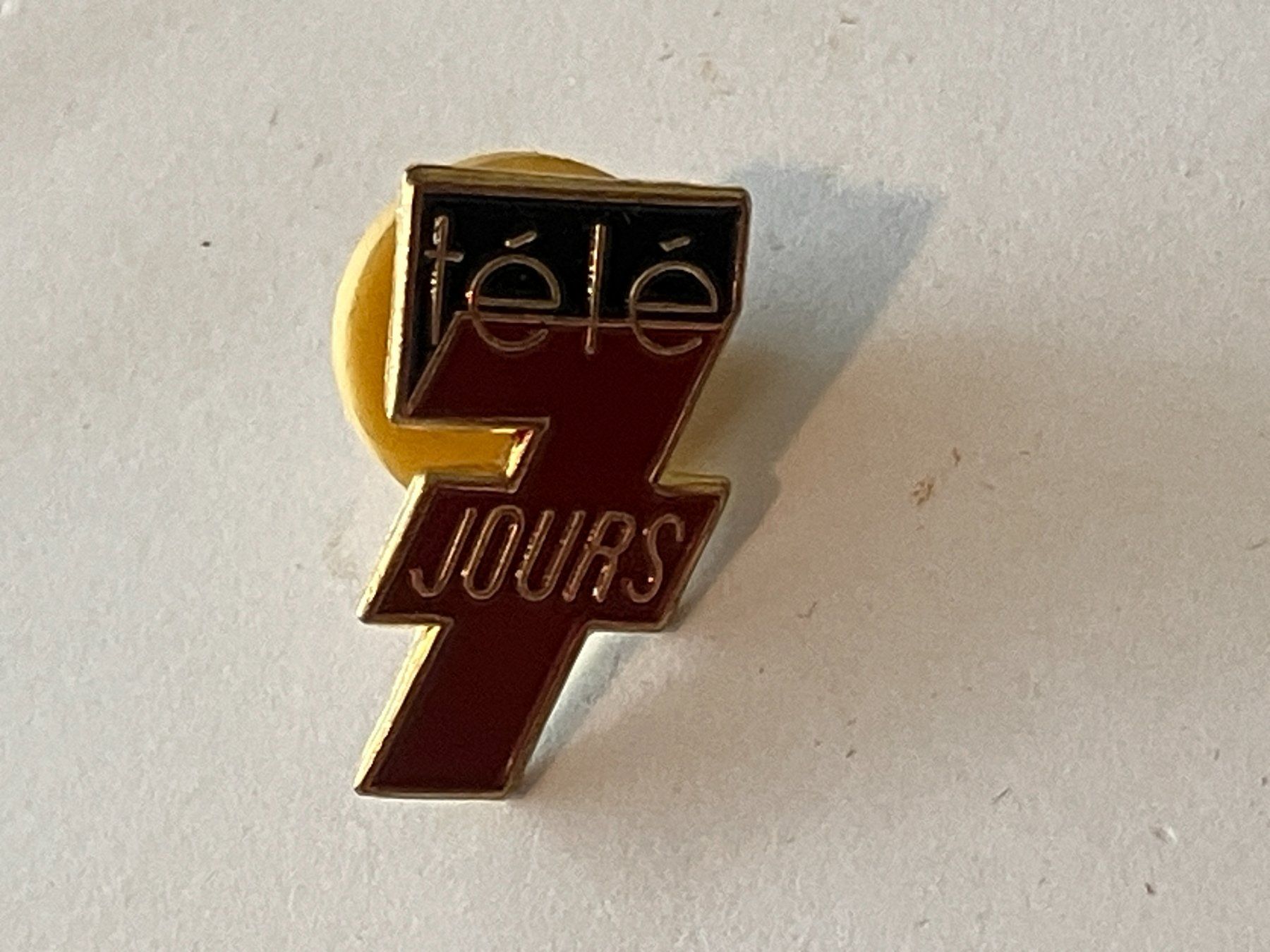 Placchette & Badge: 1 Pin Tele 7 Jours – Usato da Basel venduto da djwwpp