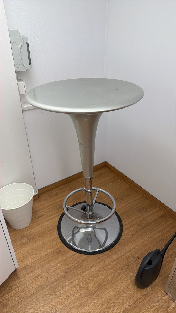 Tische: 2 Barhocker Metall  – Gebraucht aus Herisau von mar_gks7
