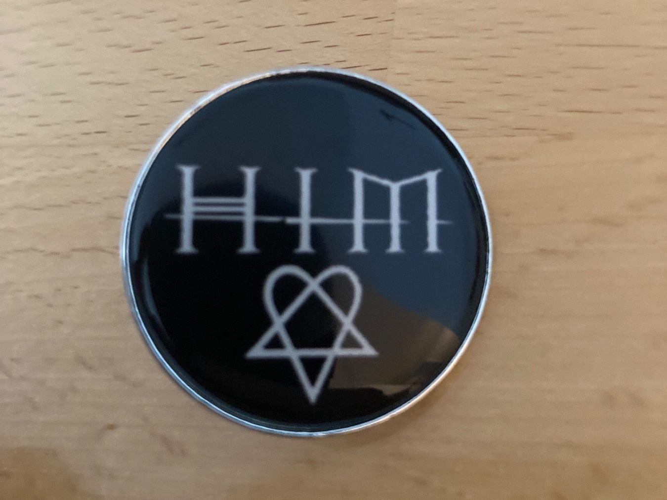 Broschen & Nadeln: HIM Pin Anstecker Punk Rock Metal Pop – Neu (gemäss Beschreibung) aus Horn von abutre72