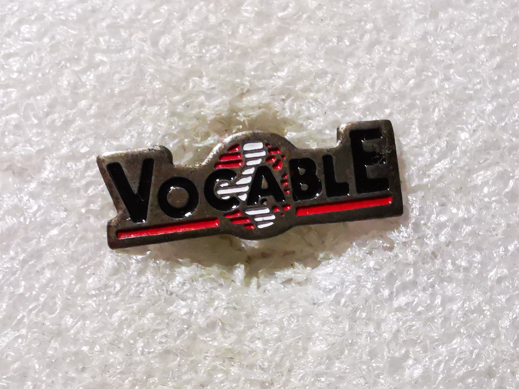 Placchette & Badge: Ansteckpin 82: Vocable – Usato da Oppligen venduto da Pin-Fall-Shop
