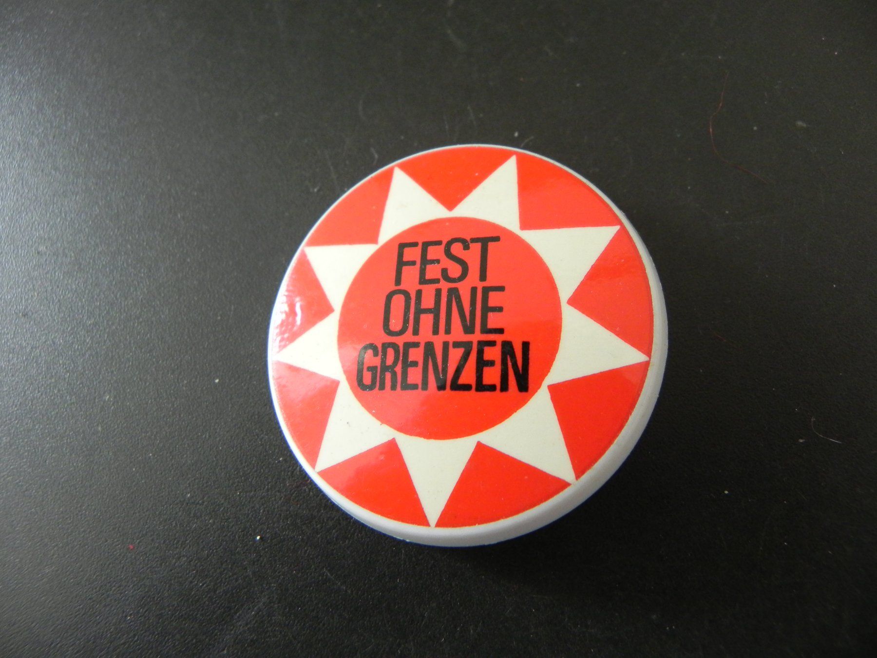 Spille & Fermagli: Altes Abzeichen Fest ohne Grenzen – Usato da Biel/Bienne venduto da Gogolozi