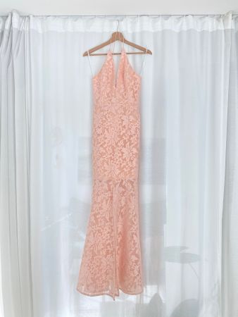 ROSA SPITZENKLEID