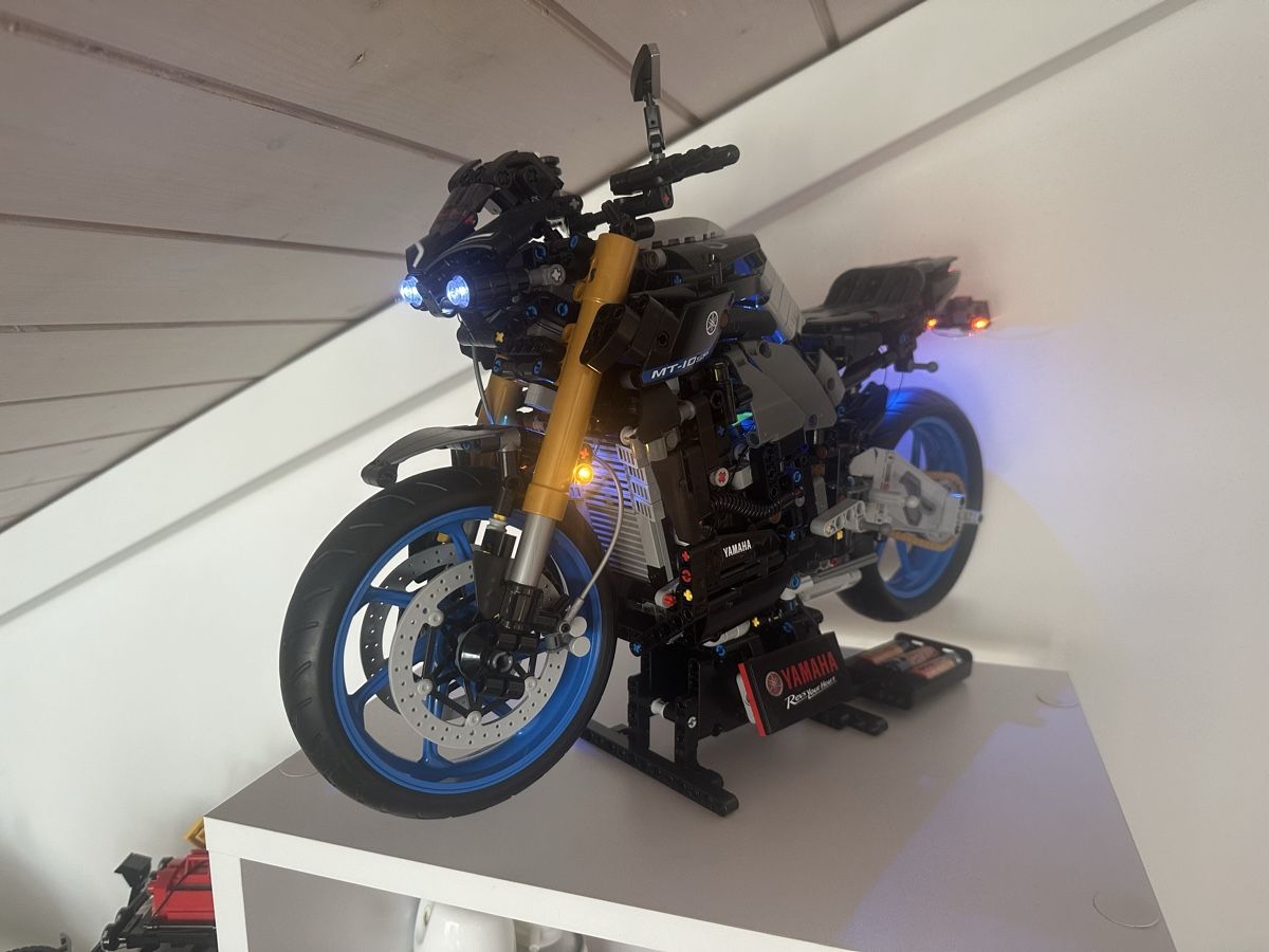 Lego Kit di costruzioni: LEGO 42159 NUOVA MONTATA CON KIT LUCI – Nuovo (secondo la descrizione) da Gordola venduto da Topino02