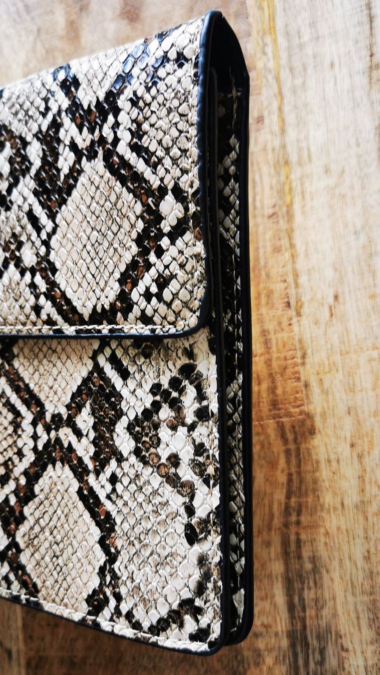 Taschen für Damen: Clutch / Umhängetasche im Snake Look – Gebraucht aus Wettingen von JasminL92 5