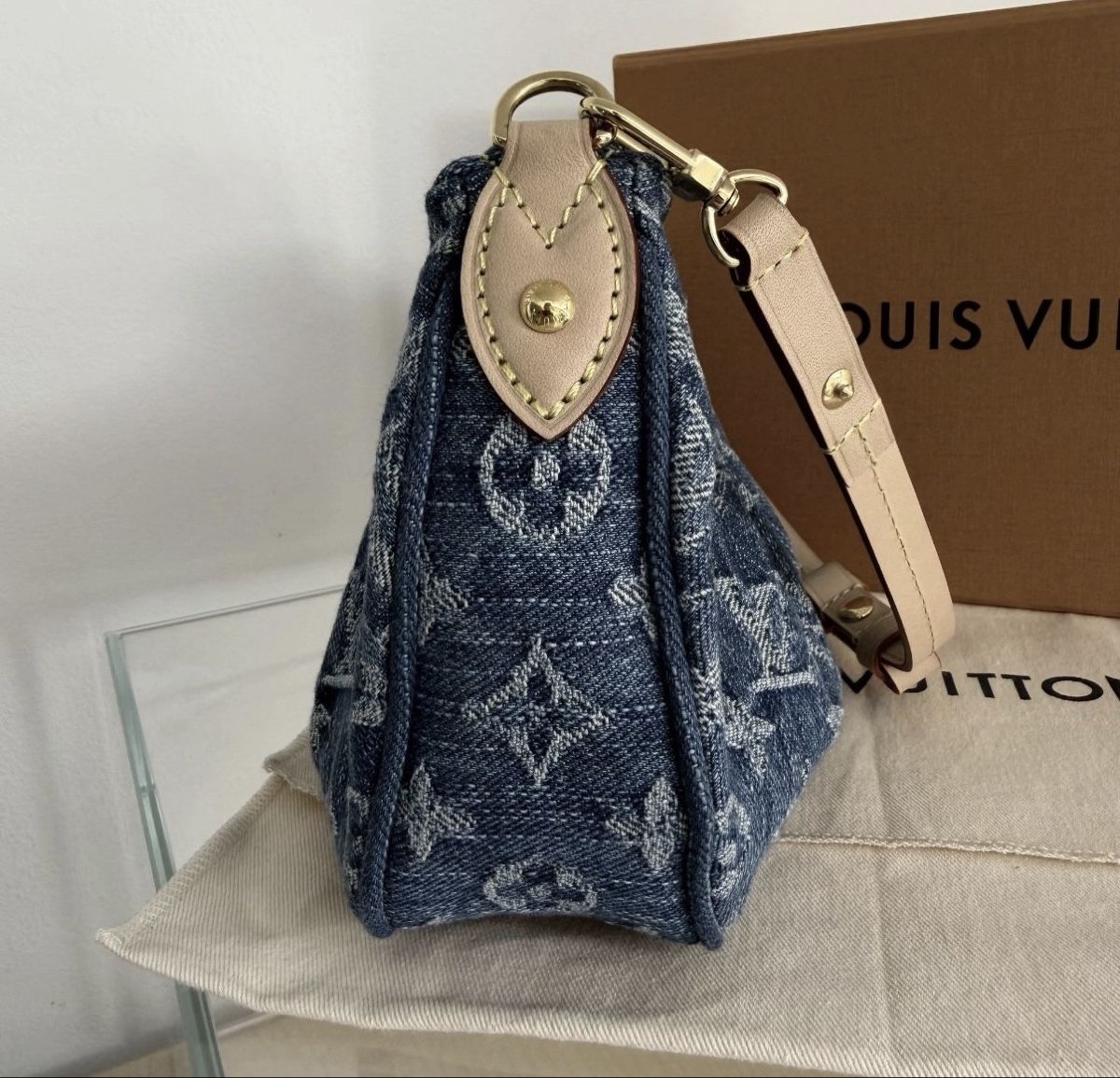 Louis Vuitton Sacs femmes: Louis Vuitton Pochette Valley Monogram – Neuf (Voir description) à Chur par tince07 2