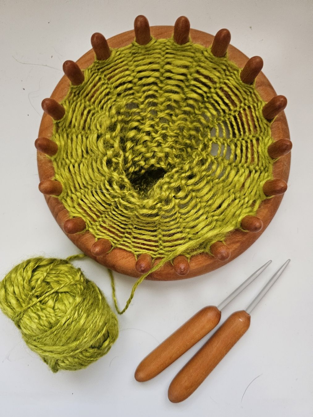 Lana: Strickliesel in Kirschholz,            18cm Durchmesser – Usato da Heldswil venduto da Alesund89