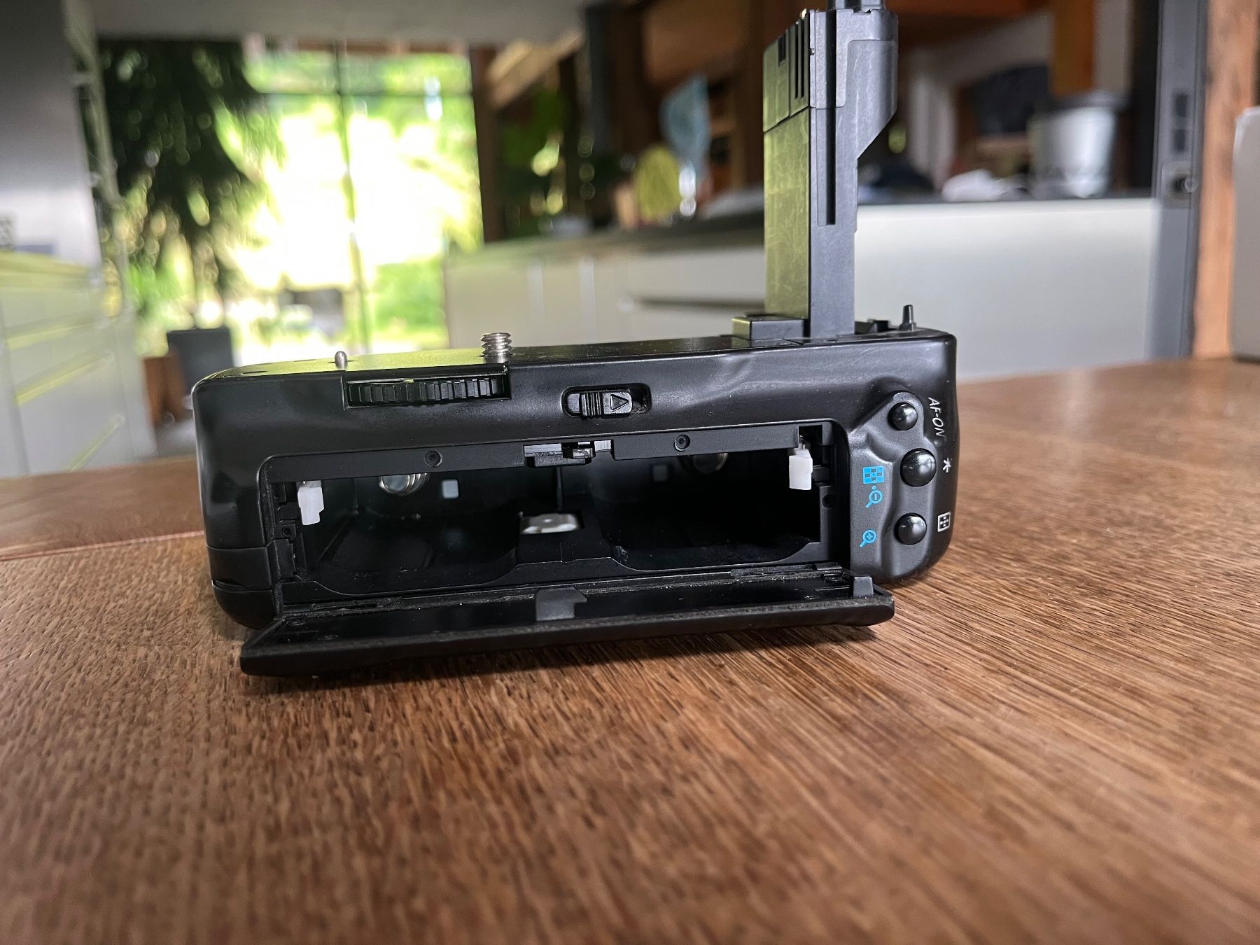 Unità & Adattatore: Meike BG-E11 battery grip for Canon 5D Mark II – Usato da Detligen venduto da laurinschnyder 1