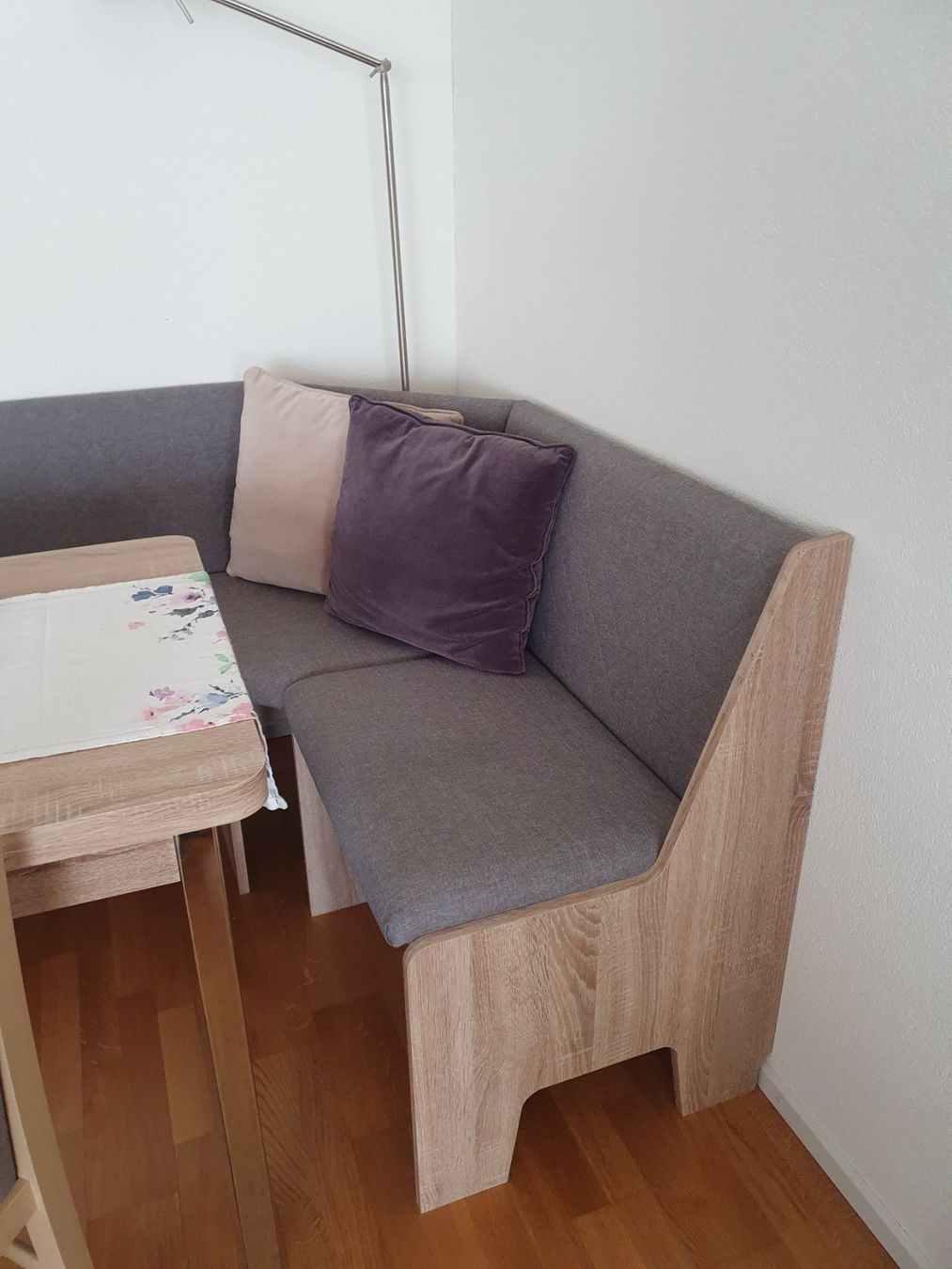 Set di tavolo e panche: Küchenecke und Tisch – Usato da Herrenschwanden venduto da divanova 2