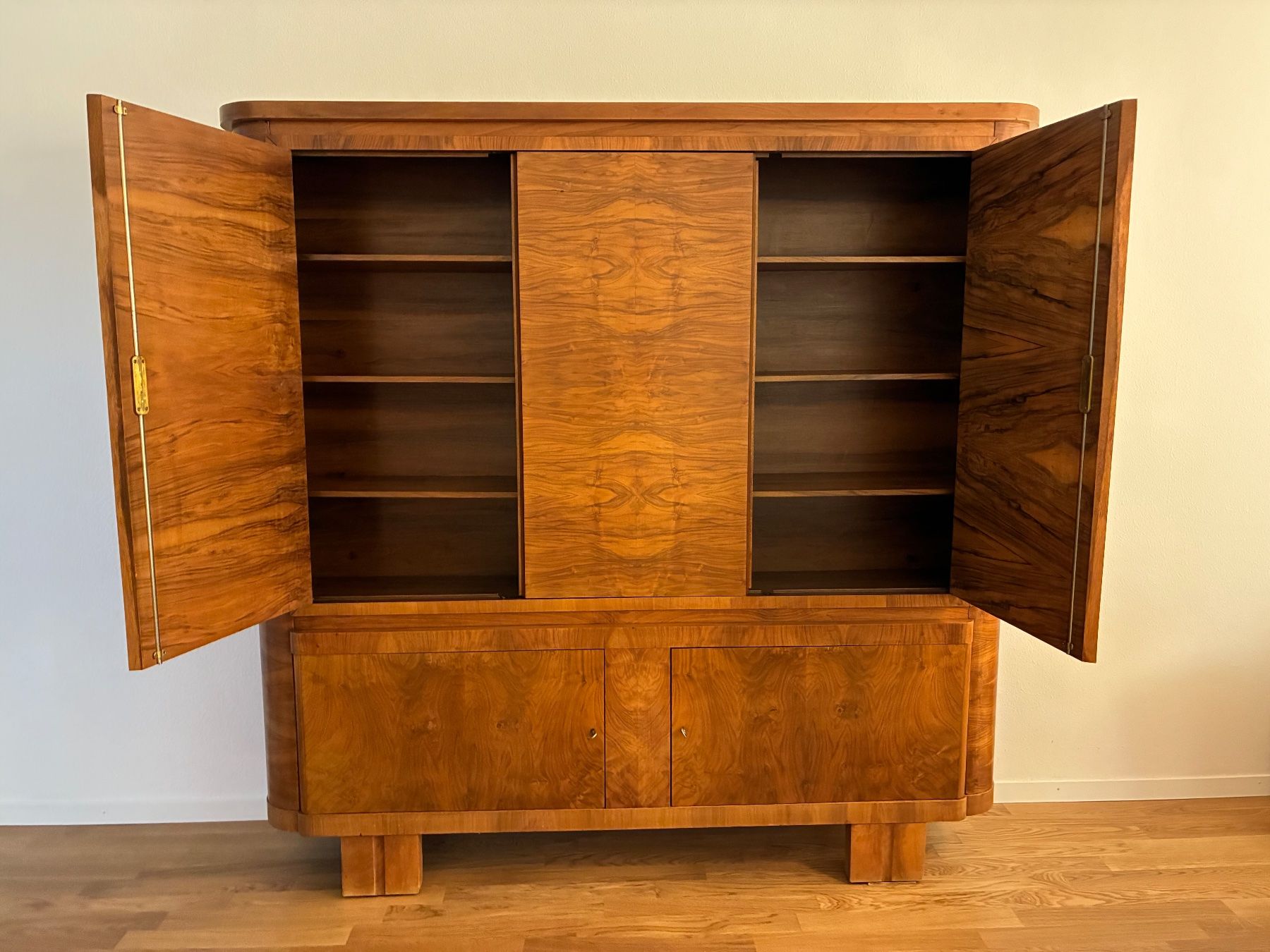 Armoires: Buffetschrank Nussbaum furniert – D'occasion à Zürich par ZH-OERLIKON 3