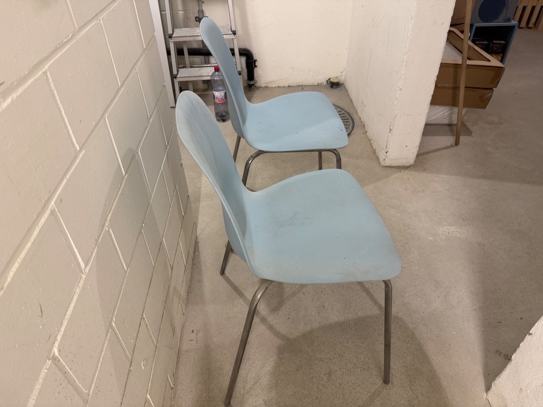Chaises: Kunststoff Stühle – D'occasion à Lobsigen par ChlyWirt1 1