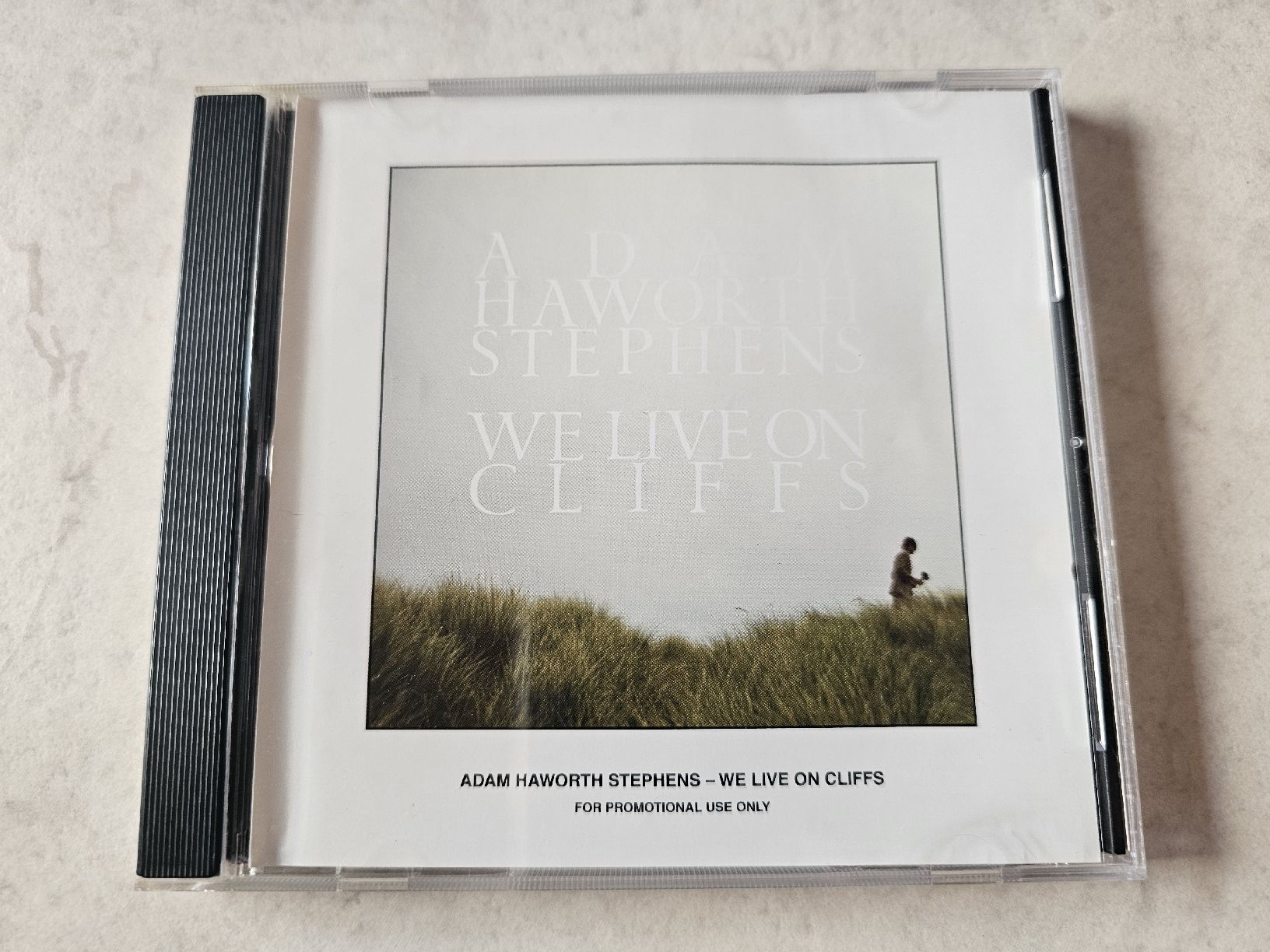 CD: Adam Haworth Stephens  -  We Live On Cliffs – Usato da Schneisingen venduto da backstore24