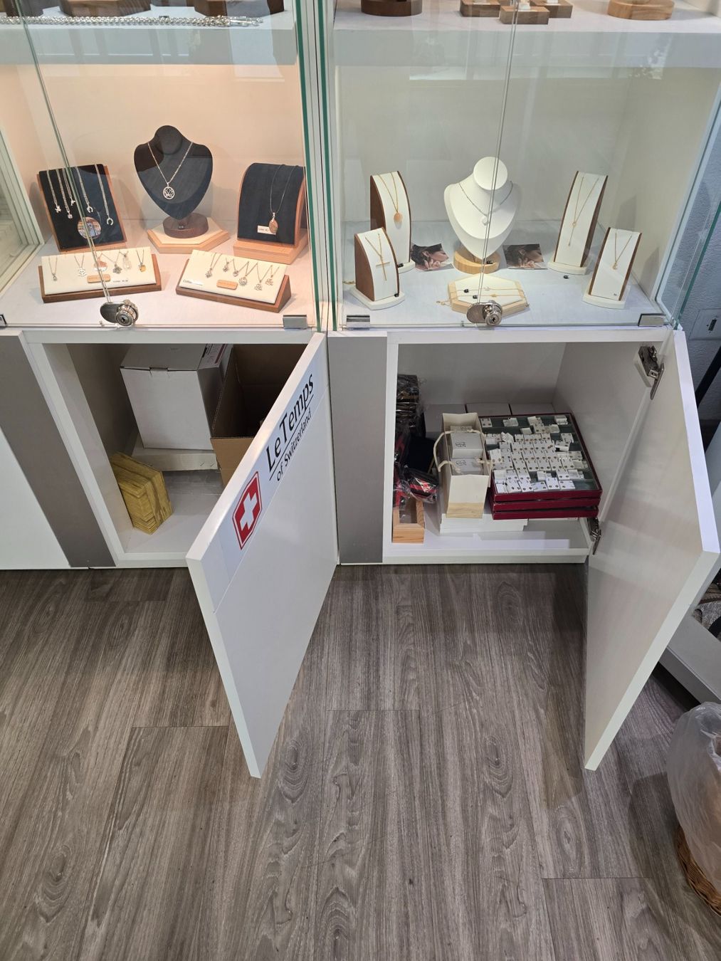 Vetrine: Vitrine pour magasin – Usato da Le Sentier venduto da Bercat12 3