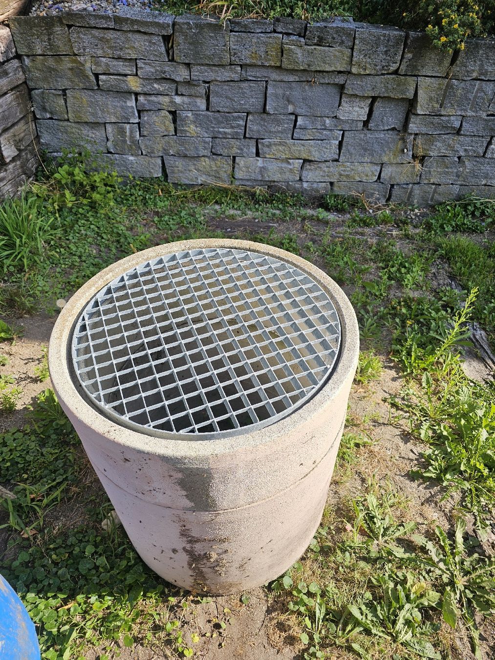Gitter & Roste: Betonschacht  mit Gitterrost – Gebraucht aus Bütschwil von luchsingerdominik