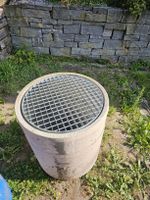 Betonschacht  mit Gitterrost