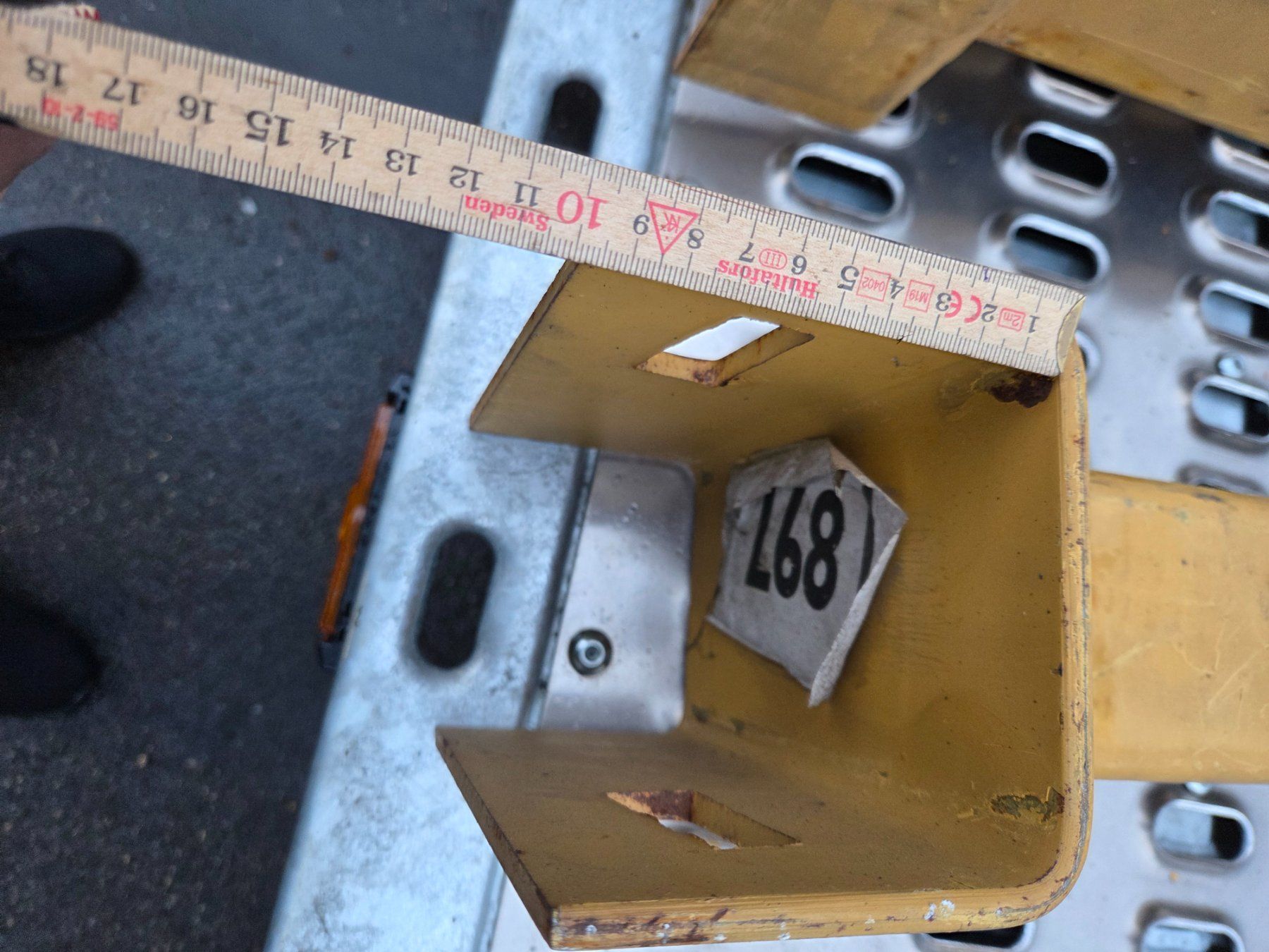 Scaffali: Kragarm mit Metall Haken – Usato da Fischbach-Göslikon venduto da Emanuel.Bardhi 5