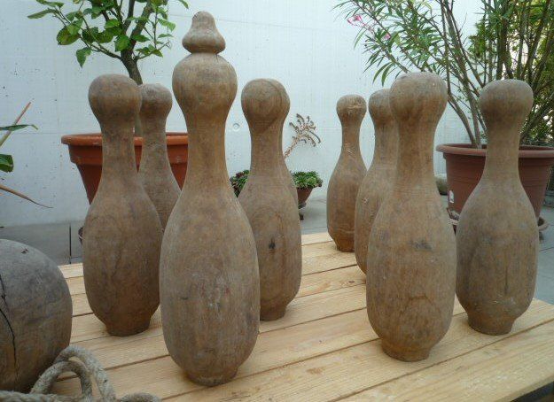 Jeu de quilles ancien en bois coloré