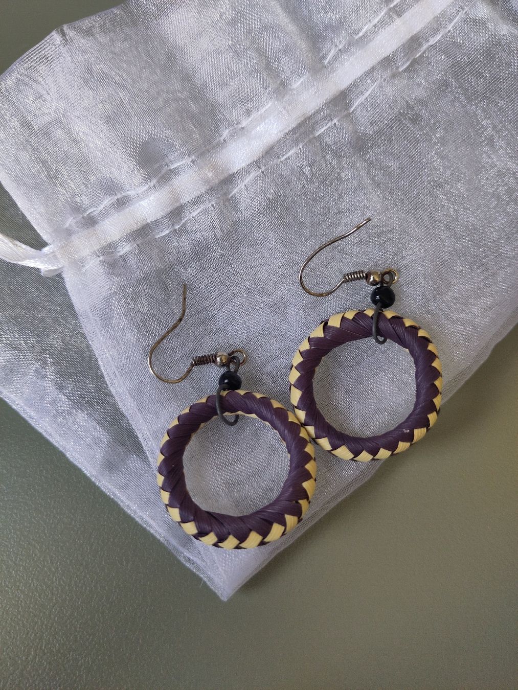 Orecchini pendenti & Orecchini a lobo: Ohrringe, Modeschmuck, Bast-Optik, crème violett – Usato da Jona venduto da 2Schnapp
