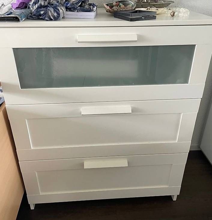 Ikea Kommoden: BRIMNES Kommode mit 3 Schubladen, weiß/Frostglas – Gebraucht aus Sutz von Solution
