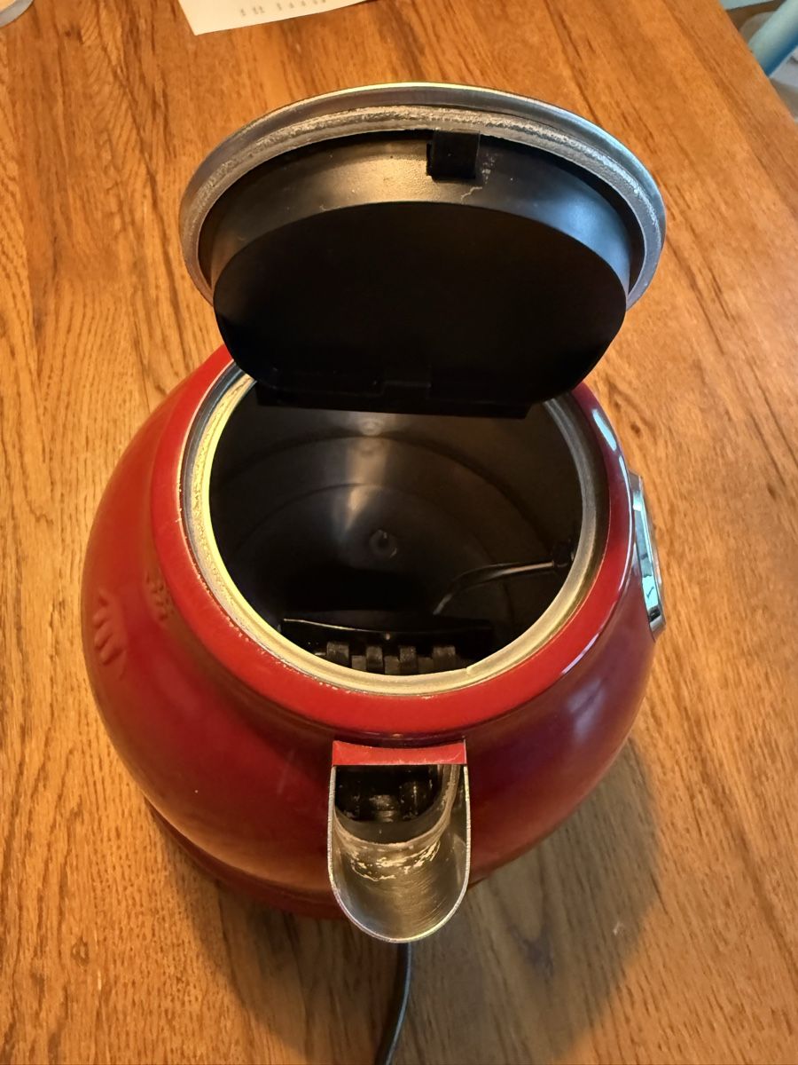 Kitchenaid Wasserkocher: Kitchenaid Artisan Wasserkocher rot – Gebraucht aus Allschwil von Artur15 3