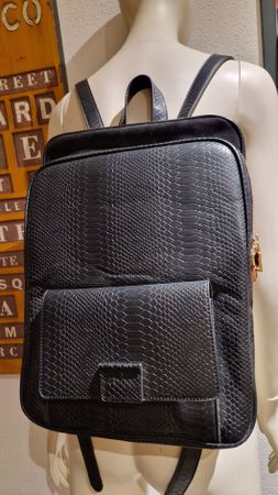 Lässiger& praktischer Labtop Rucksack für Reisen, schwarz