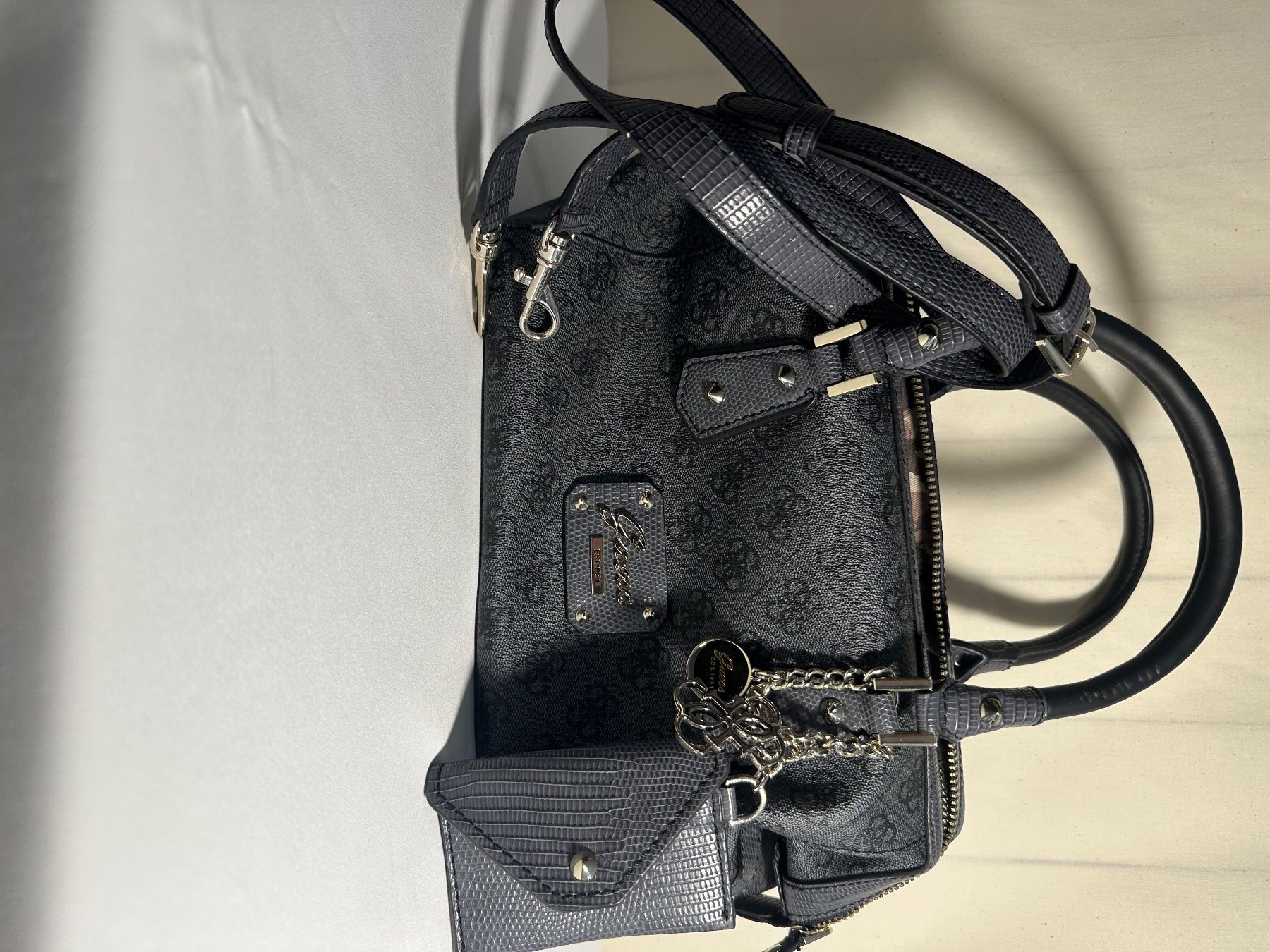 Guess Borse da donna: Guess – Nuovo e nell'imballaggio originale da Onex venduto da eri_jx6q 6